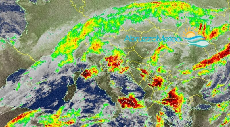 Una perturbazione atlantica in spostamento verso i vicini Balcani favorirà un ulteriore rinforzo dei venti nelle prossime ore, un graduale peggioramento sulle zone interne e un generale calo delle temperature domenica