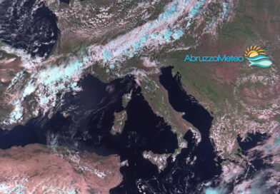 Una perturbazione di origine atlantica ha raggiunto le regioni settentrionali e nelle prossime ore si estenderà gradualmente verso le regioni centrali e favorirà un deciso aumento dell’instabilità con rovesci e temporali localmente anche di forte intensità