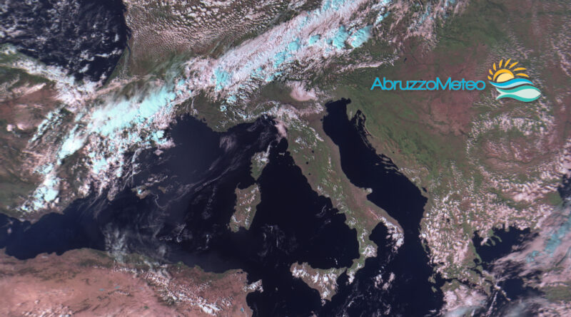 Una perturbazione di origine atlantica ha raggiunto le regioni settentrionali e nelle prossime ore si estenderà gradualmente verso le regioni centrali e favorirà un deciso aumento dell’instabilità con rovesci e temporali localmente anche di forte intensità