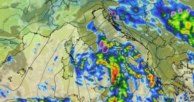 Tempo instabile nelle prossime ore sul medio-basso versante adriatico e sulla Sardegna ma tra domenica e lunedì è attesa una fase di maltempo con piogge diffuse al centro-sud, venti in rinforzo, temperature in calo e nevicate sui rilievi appenninici