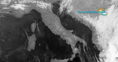 L’espansione dell’alta pressione riporterà condizioni di tempo stabile su gran parte della nostra penisola e temperature in aumento sulla Sardegna, al centro-nord e sul versante tirrenico. Nubi in aumento da giovedì