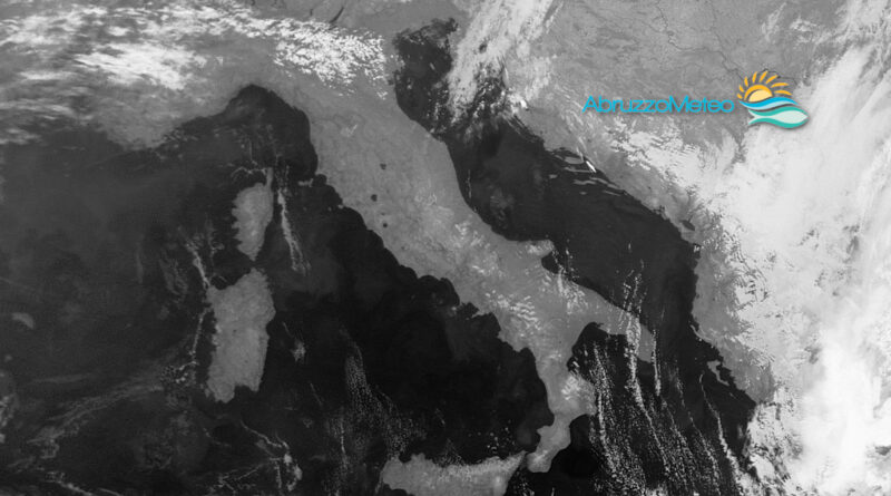 L’espansione dell’alta pressione riporterà condizioni di tempo stabile su gran parte della nostra penisola e temperature in aumento sulla Sardegna, al centro-nord e sul versante tirrenico. Nubi in aumento da giovedì