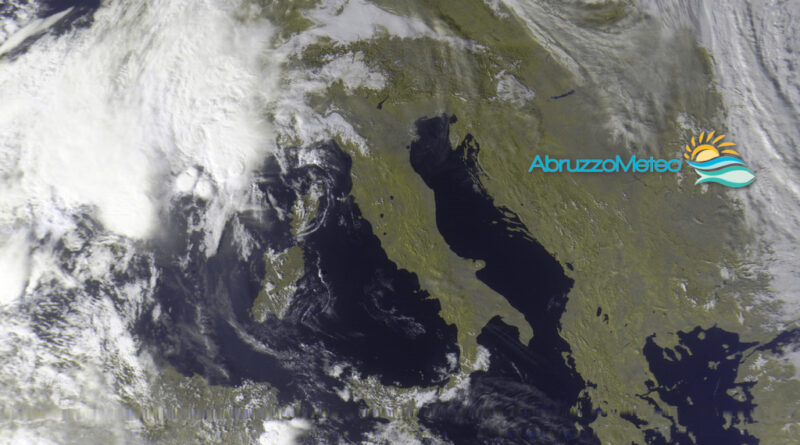 Prosegue il tempo stabile al centro-sud e sul versante adriatico ma una nuova perturbazione attraverserà la nostra penisola tra stasera e domani e sarà accompagnata da un deciso rinforzo dei venti meridionali. Probabili forti temporali su Liguria e Toscana