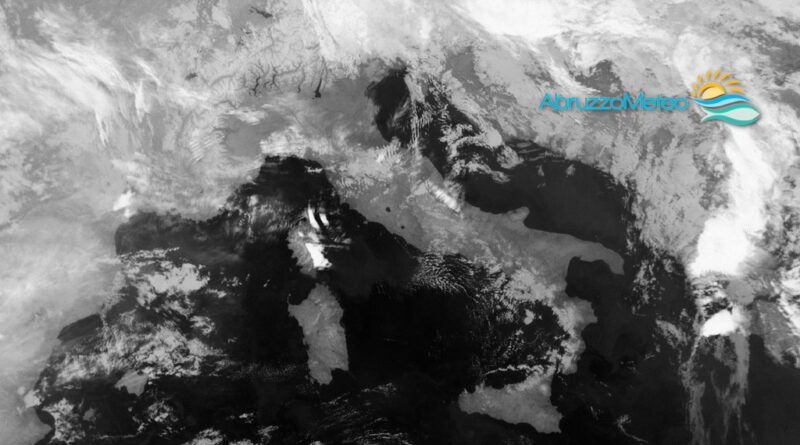 Dopo il transito della perturbazione giungeranno masse d’aria più fredda che favoriranno condizioni di instabilità sulle nostre regioni adriatiche e un ulteriore calo delle temperature nelle prossime ore. Una nuova perturbazione è attesa nel fine settimana