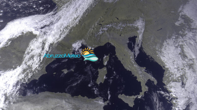 Tempo stabile nelle prossime ore ma con nuvolosità in aumento al centro-nord e, domani, al centro-sud e sul versante adriatico: masse d’aria fredda in arrivo da est favoriranno un aumento dell’instabilità da giovedì sera e temperature in ulteriore diminuzione