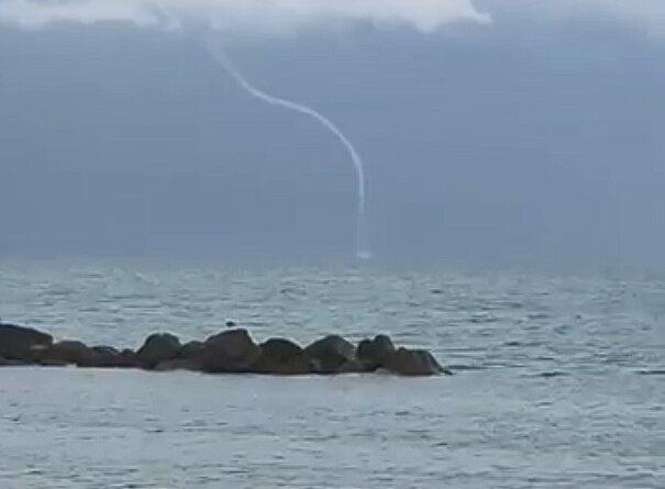 AGGIORNAMENTO FLASH ORE 13.50 – Temporali in atto sull’Adriatico centrale e lungo le coste di Marche, Abruzzo e Molise. Tromba marina ripresa al largo di Montesilvano – VIDEO
